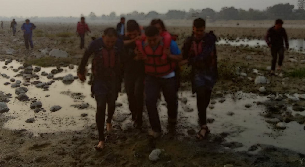 नारायणी नदीमा हाम फालेकी महिलाको सकुशल उद्धार