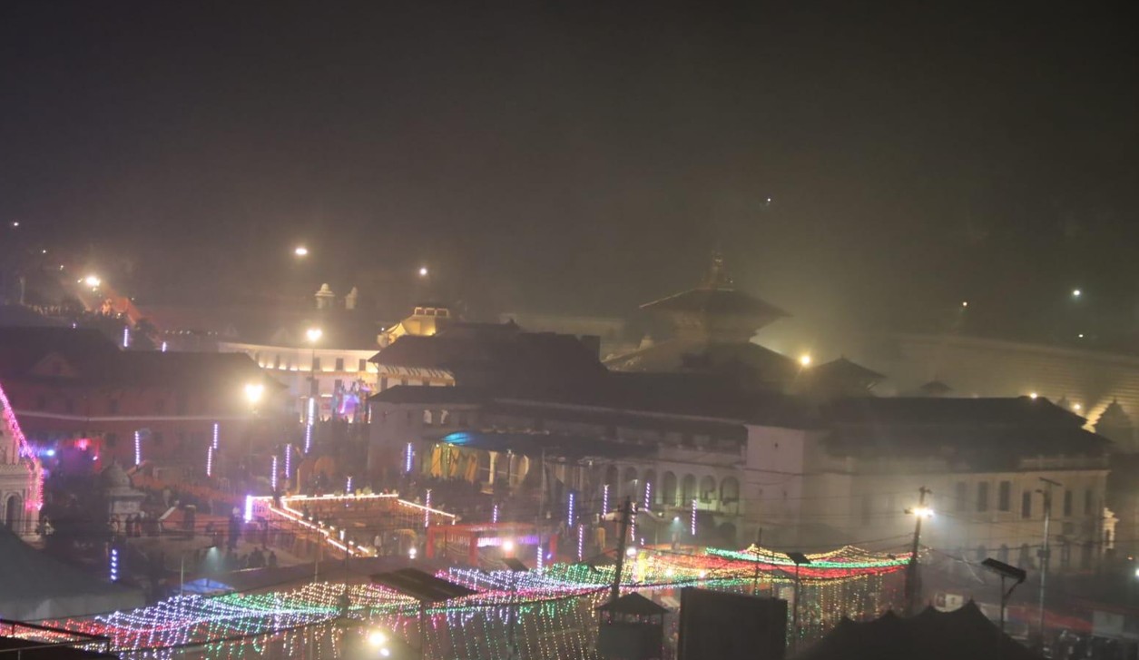 पशुपतिनाथमा बिहानैदेखि दर्शनार्थीको घुइँचो, मन्दिर परिसरमा बाबाहरूले जगाए धुनी