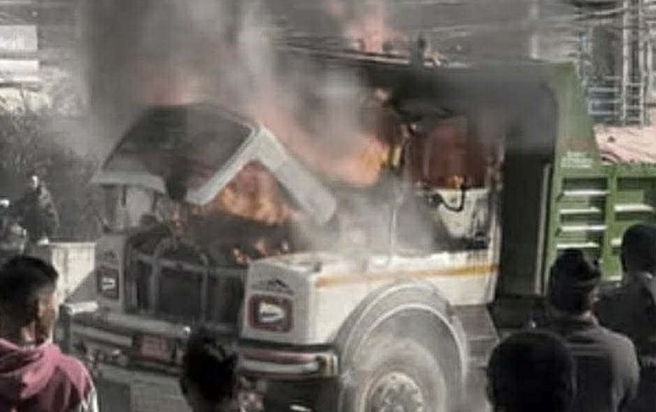 बनेपा दुर्घटना अपडेट : स्थानीयले टिपरमा लगाए आगो