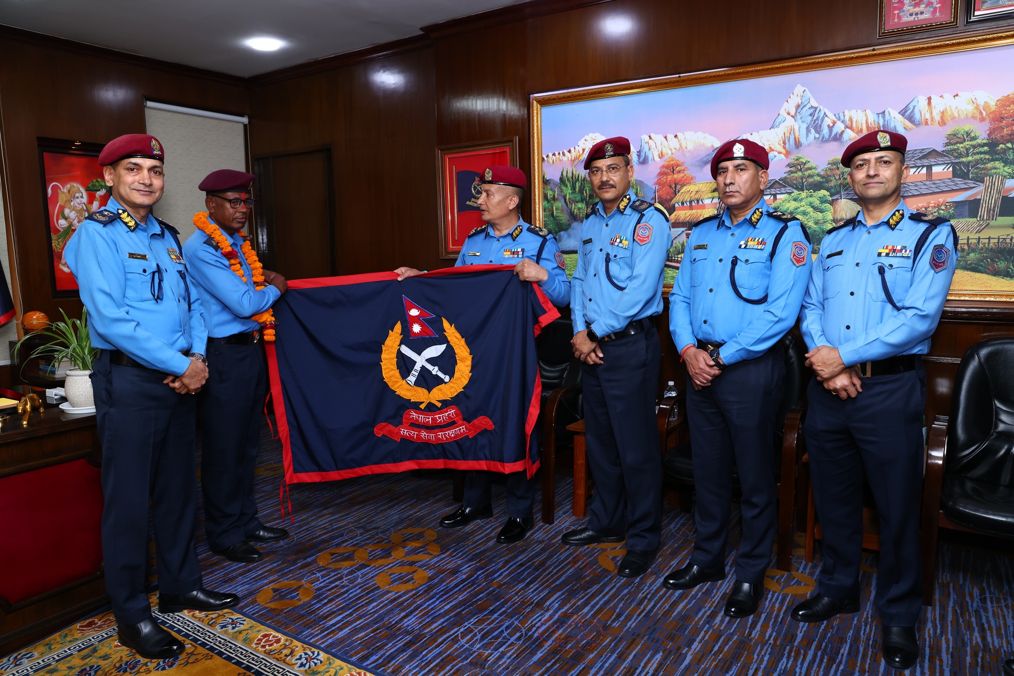 मकालु हिमाल आरोहण गर्न लागेका प्रहरी नायव निरीक्षकलाई झण्डा हस्तान्तरण (फोटो फिचर)