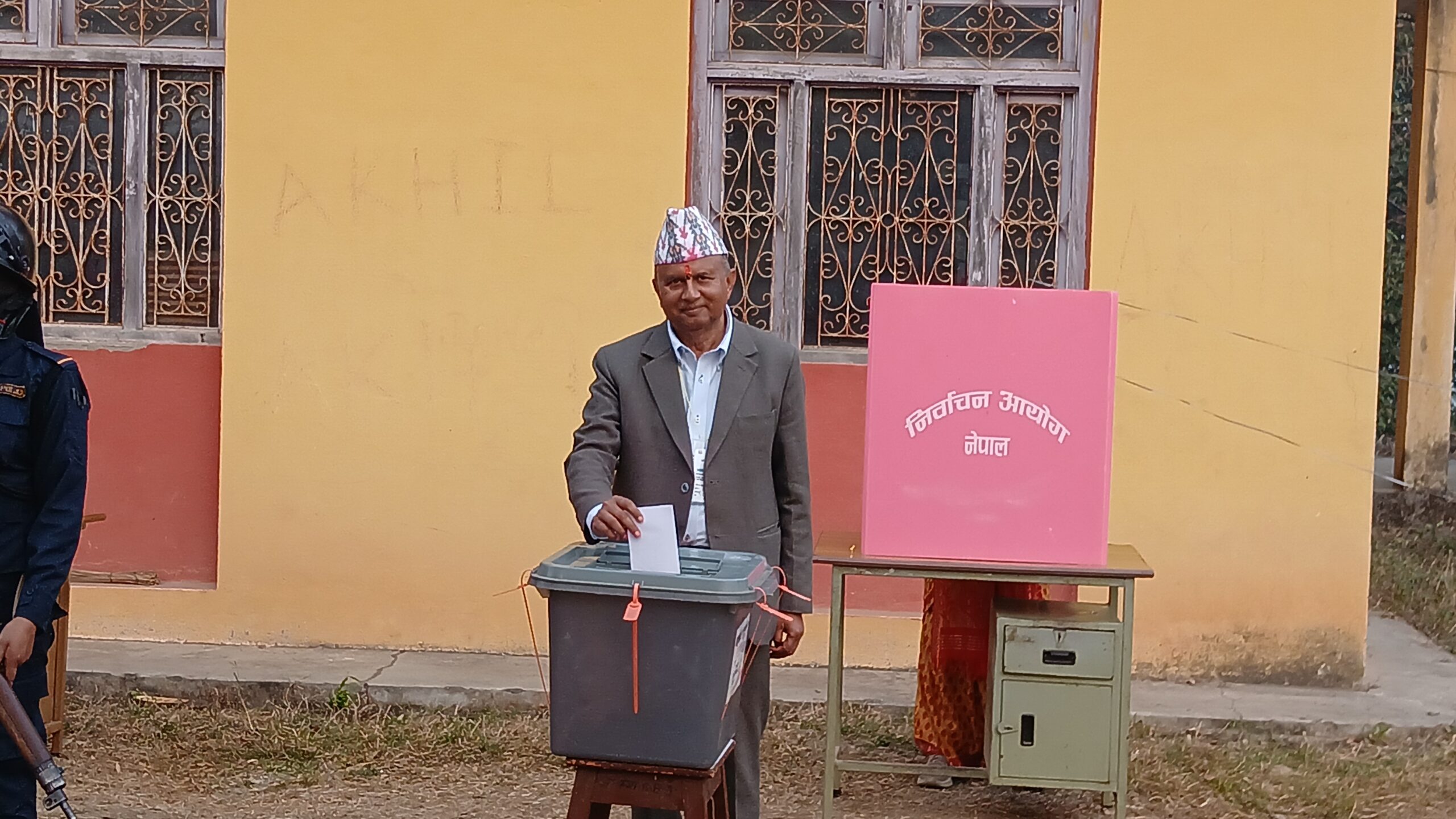  एमाले महासचिव शङ्कर पोखरेलले गरे मतदान