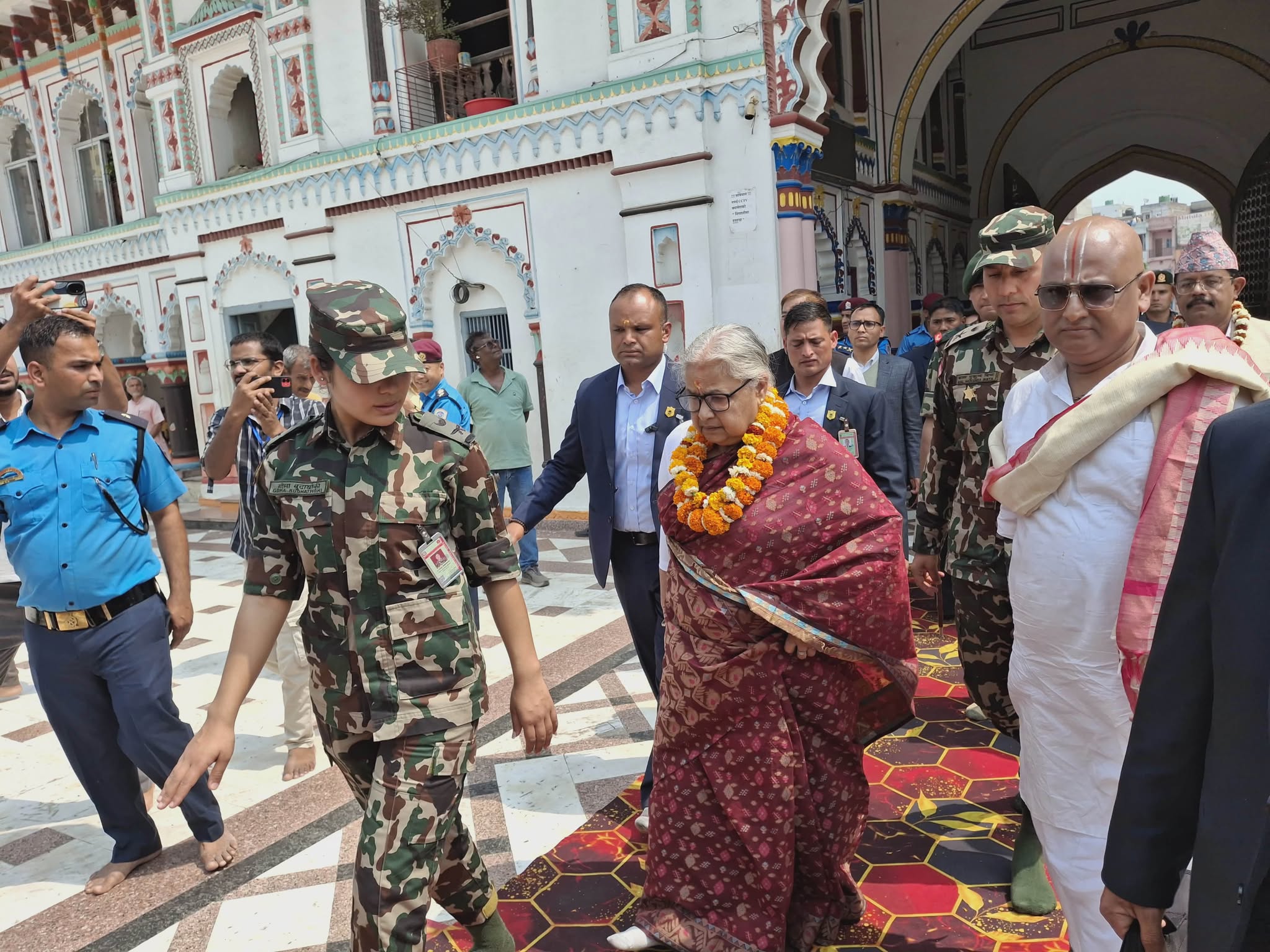 प्रधानमन्त्रीले गरिन् जानकी मन्दिरमा पूजा (फोटो फिचर)