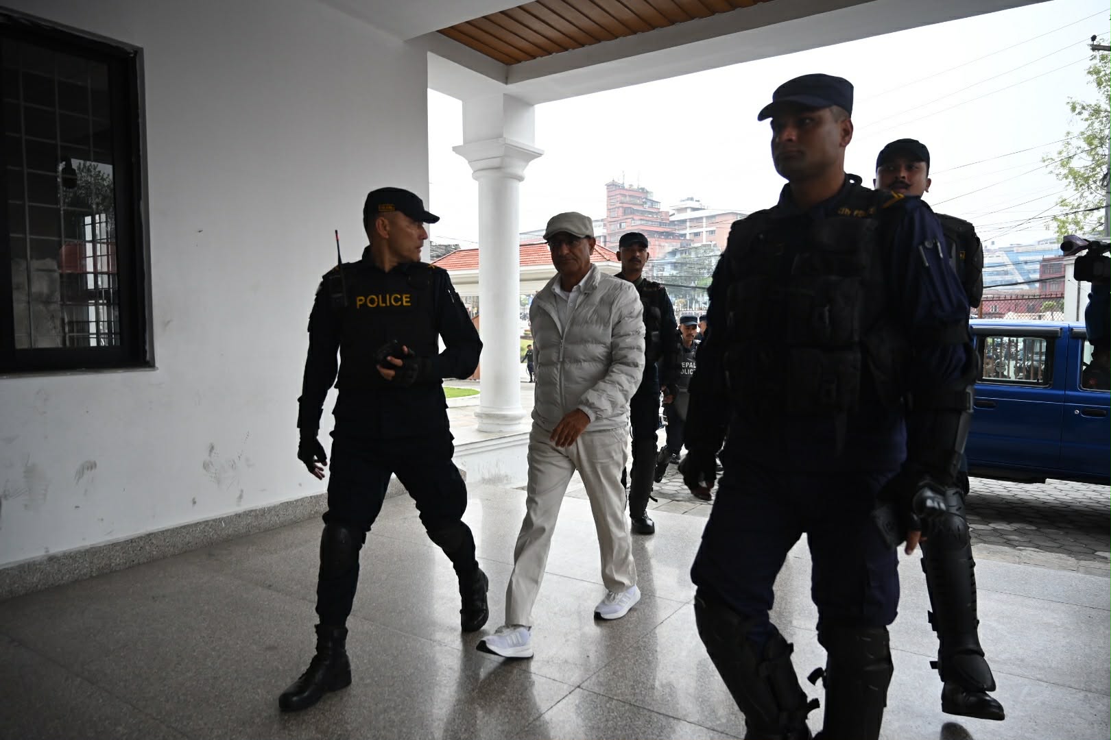 रमेश लेखकलाई सरकारी वकिल कार्यालयमा ल्याइयो