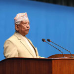 ज्येष्ठ सांसद अर्जुननरसिंह केसीले भोली शपथ लिँदै