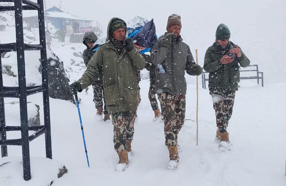 गोसाइँकुण्ड भ्रमणमा लेक लागेका थाइ नागरिकको उद्धार