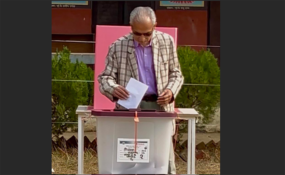 डा. बाबुराम भट्टराईले गोरखाबाट गरे मतदान