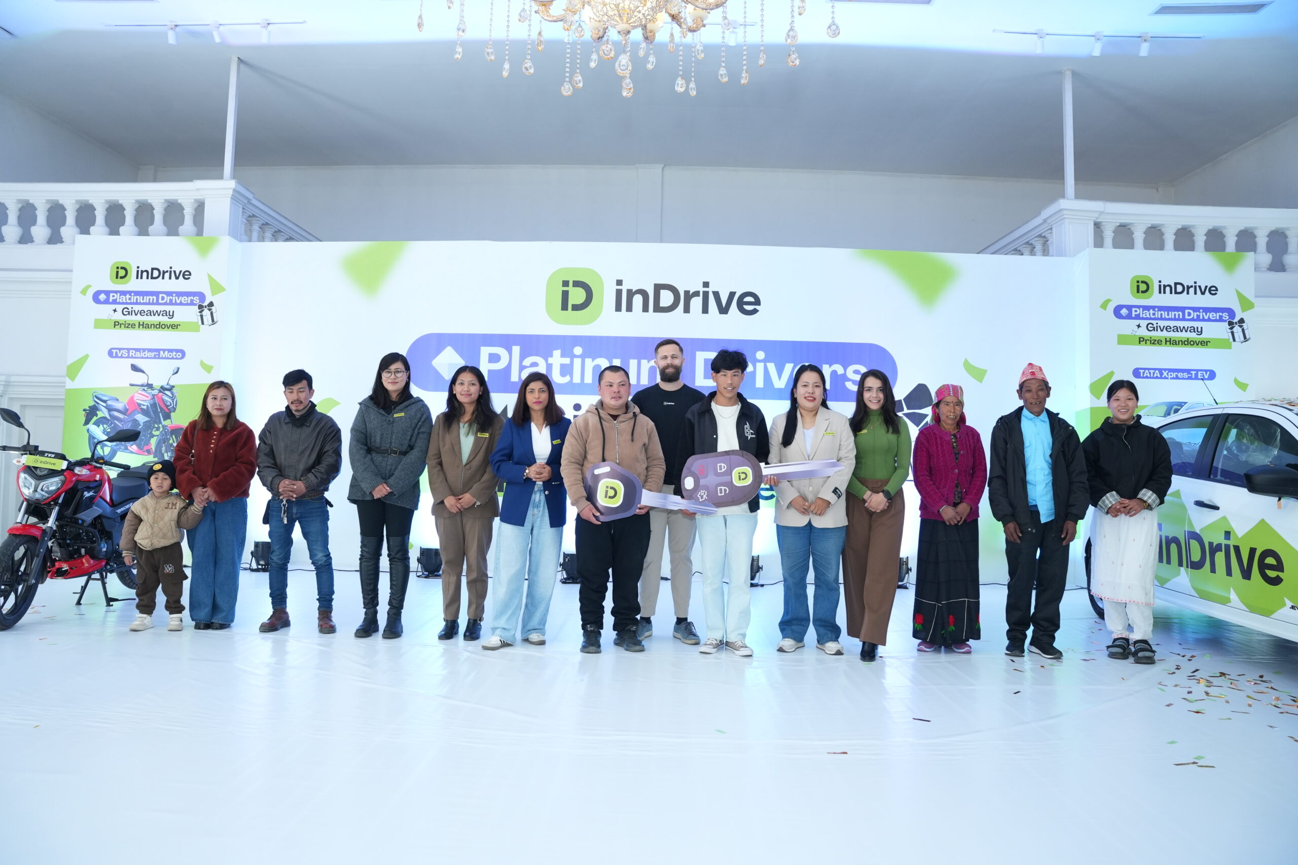 इनड्राइभद्वारा ‘प्लेटिनम ड्राइभर्स गिभअवे’का विजेताहरूलाई पुरस्कार वितरण