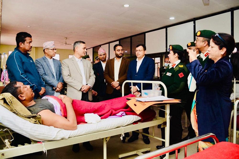 गृहमन्त्री अर्यालद्वारा रामेछाप दुर्घटनाका घाइतेको अवस्थाबारे जानकारी