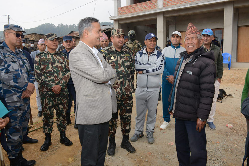 ललितपुरका दुर्गम मतदान केन्द्रमा गृहमन्त्री अर्यालको स्थलगत अनुगमन