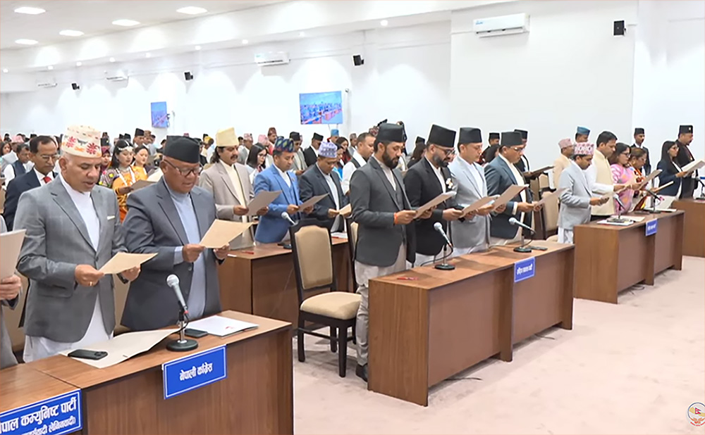 नवनिर्वाचित सांसदहरुले लिए शपथ