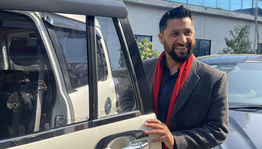 तारेखका लागि काठमाडौं जिल्ला अदालत पुगे रवि लामिछाने