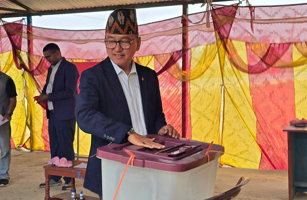 राप्रपा अध्यक्ष लिङ्देनले झापाबाट गरे मतदान