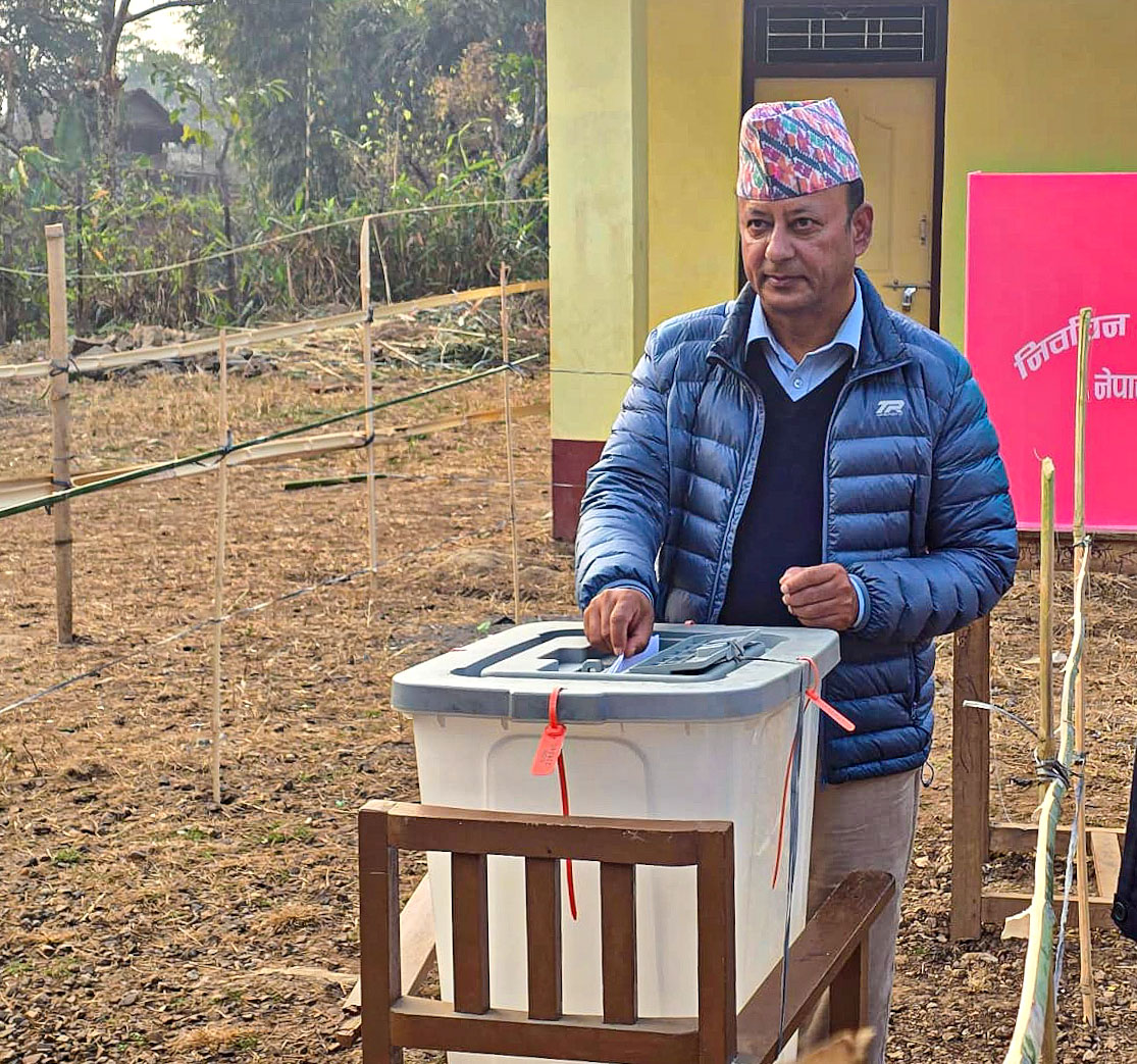 पूर्वमन्त्री खड्काले गरे मतदान