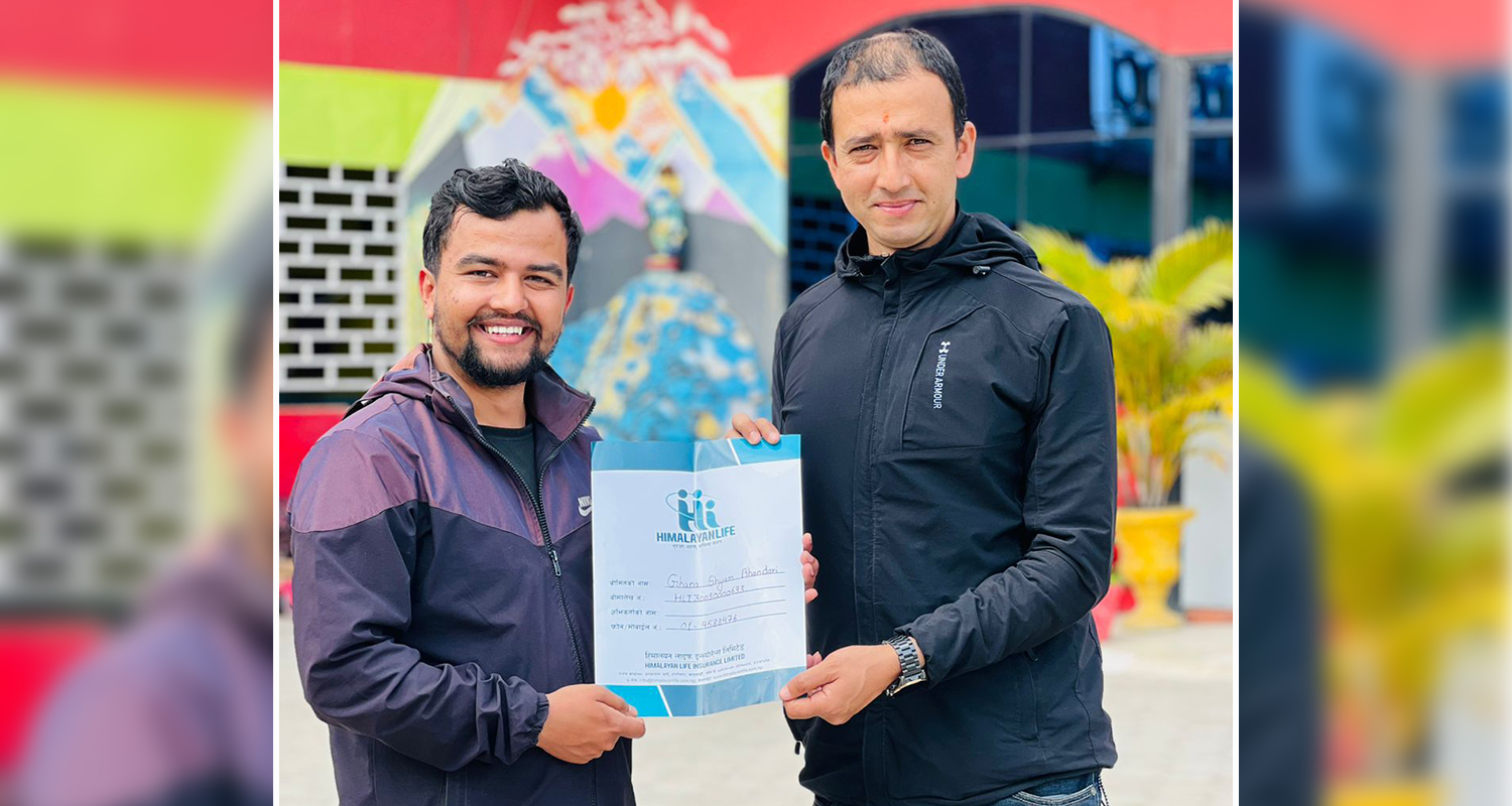 उपहार अब ‘ग्याजेट’ होइन ‘ग्यारेन्टी’ : सन्दिपले मामालाई दिए जीवन बीमालेख उपहार