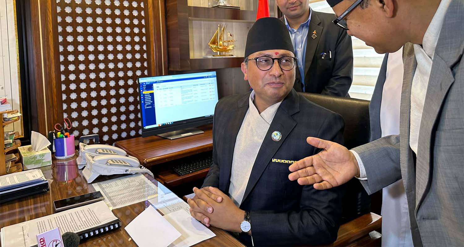 स्वर्णिम वाग्लेले सम्हाले अर्थ मन्त्रालयको बागडोर