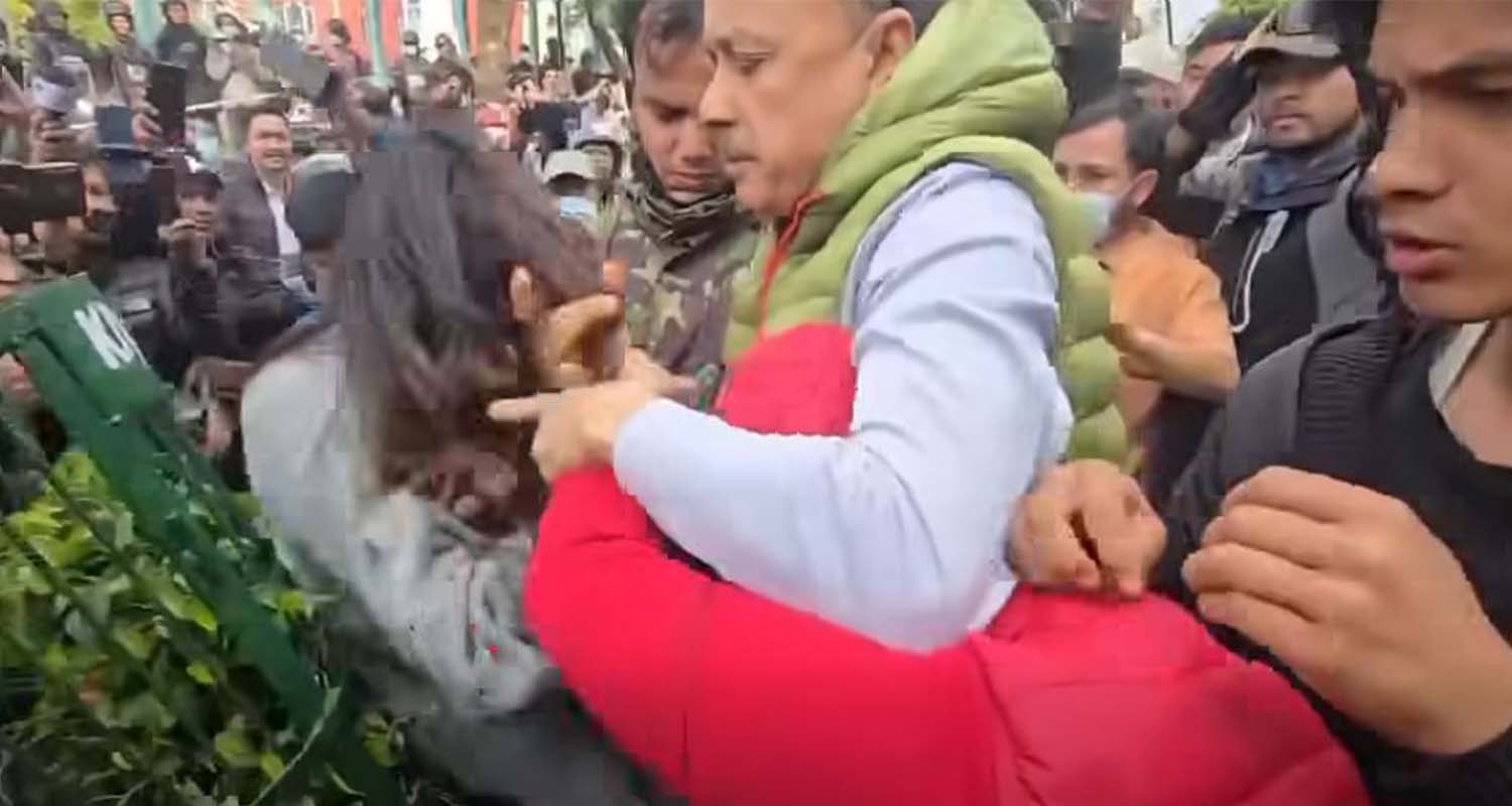 माइतीघरमा एमालेका समर्थक र अर्काथरि महिलाबीच लुछाचुँडी (भिडिओ)