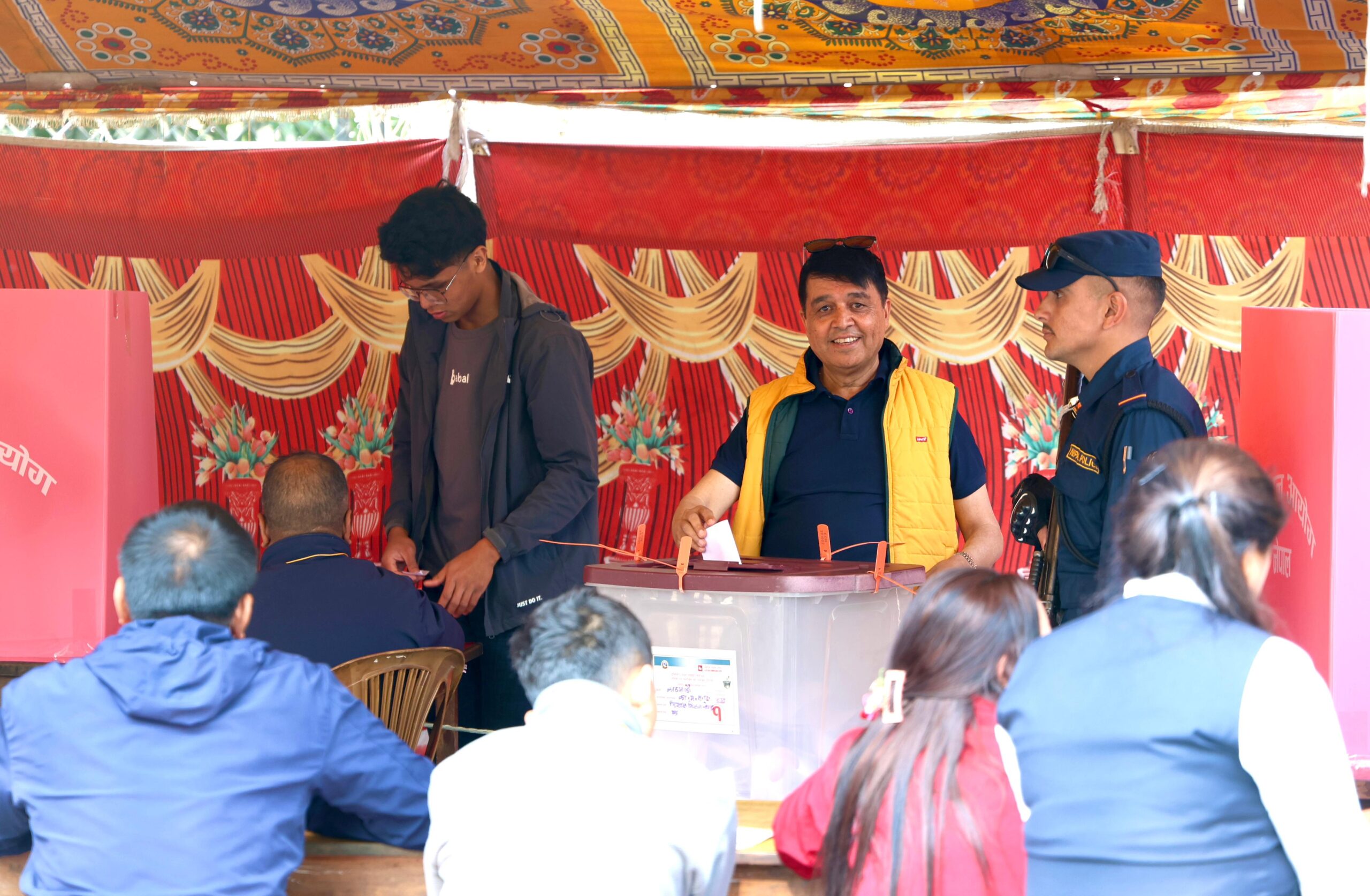 महासंघ अध्यक्ष ढकालद्वारा काठमाडौंको विशालनगरस्थित मतदान केन्द्रबाट मतदान