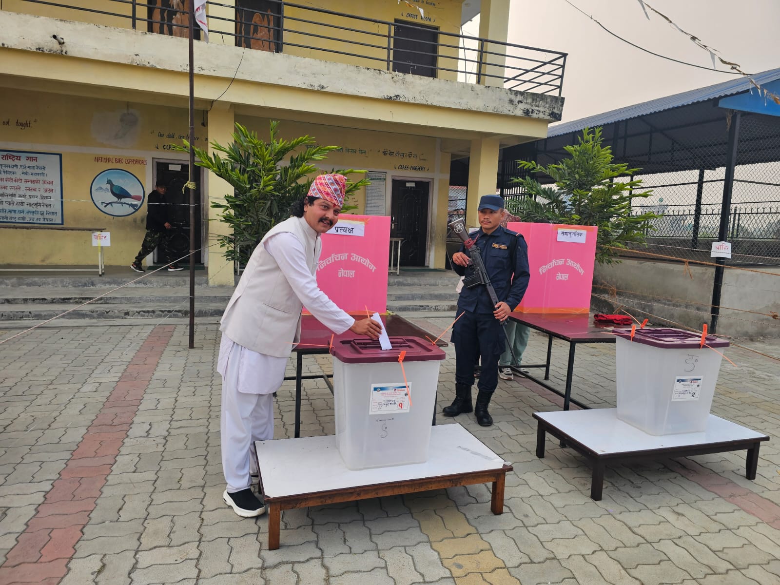 रास्वपाका नेता हरी ढकालले गरे मतदान (तस्बिरहरु)