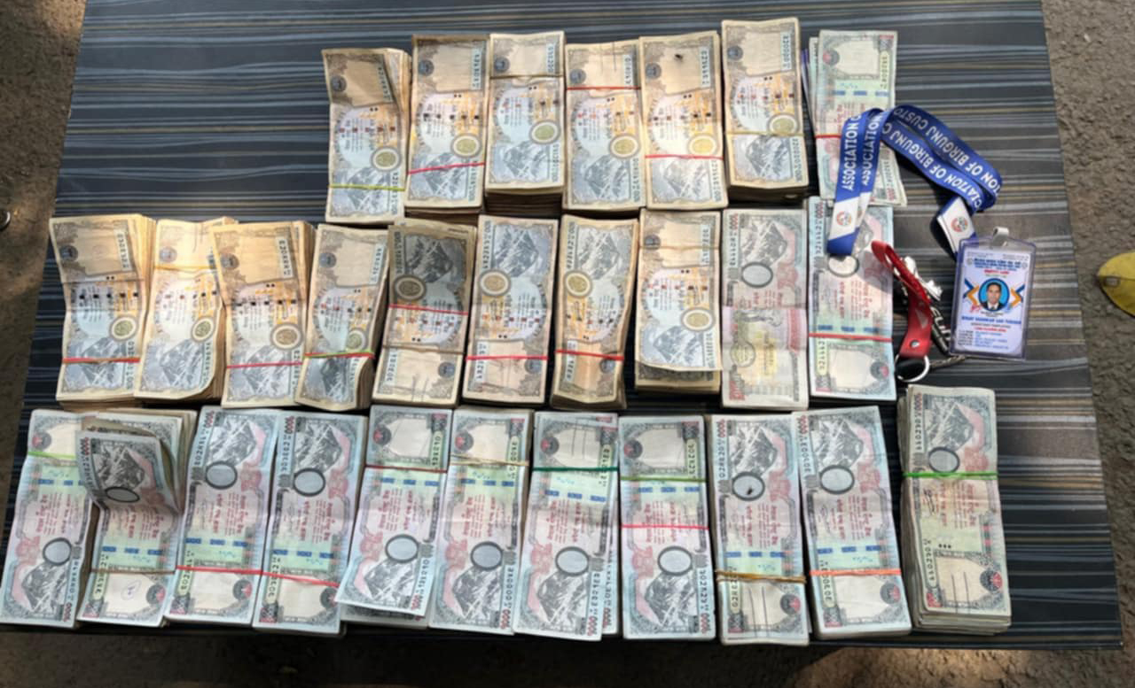 मोटरसाइकलको सिट कभरभित्र भेटियो २० लाख, बिनय शंकर पक्राउ