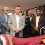 रामेछाप दुर्घटनाका घाइते भेट्न गृहमन्त्री अर्याल पुगे अस्पताल