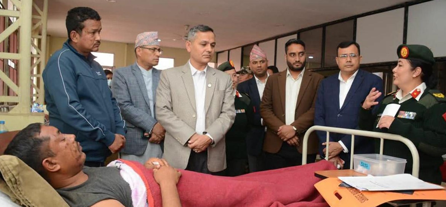 रामेछाप दुर्घटनाका घाइते भेट्न गृहमन्त्री अर्याल पुगे अस्पताल