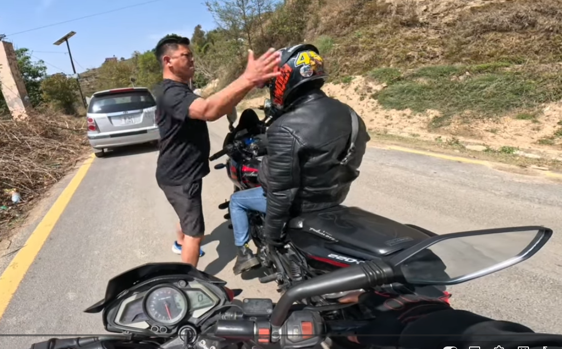 मोटरसाइकल चालकलाई कुटपिट गर्ने कार चालकमाथि अनुसन्धान गर्दै प्रहरी (भिडिओ सहित )