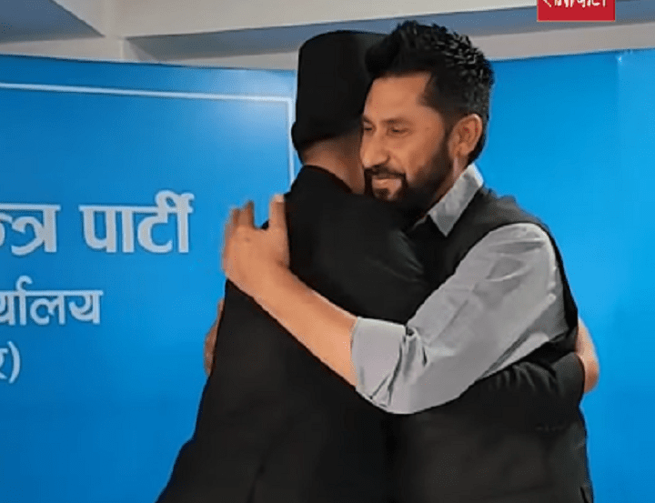 दलको नेता बनेपछि सभापति रविले दिए बालेनलाई बधाई (भिडिओ सहित)