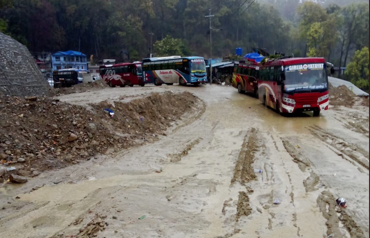दाउन्ने सडक खण्डमा अझै यातायात सञ्चालन हुन सकेन