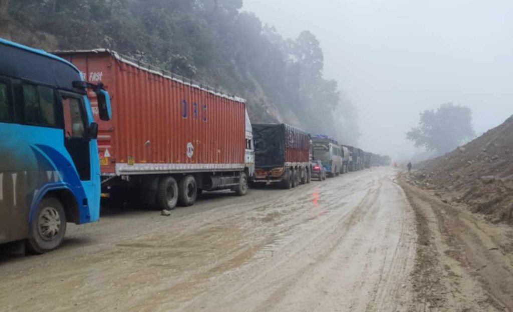 वर्षाका कारण कुन–कुन राजमार्ग अवरुद्ध भएका छन् ?