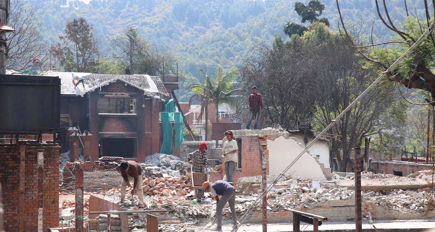 आगजनीले क्षतिग्रस्त देउवा निवास भत्काउन सुरू (फोटो फिचर)