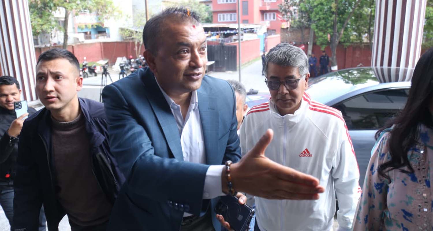 कांग्रेसमा गगनको ‘कमव्याक’ : राजीनामा अस्वीकृत भएसँगै पार्टी कार्यालय पुगे (फोटो फिचर)