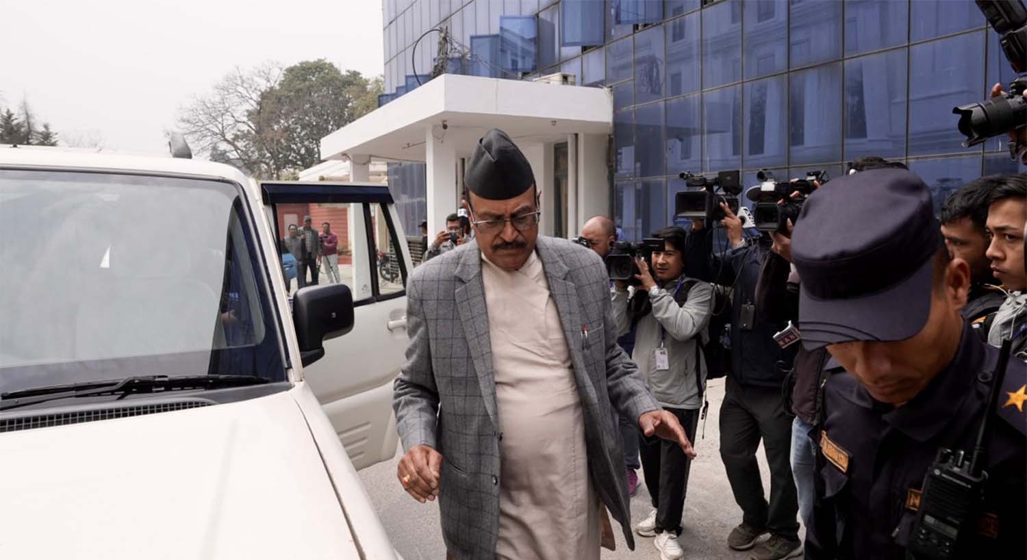 जाँचबुझ आयोगको टोली प्रतिवेदन बुझाउन प्रधानमन्त्री कार्यालयमा (फोटो फिचर )