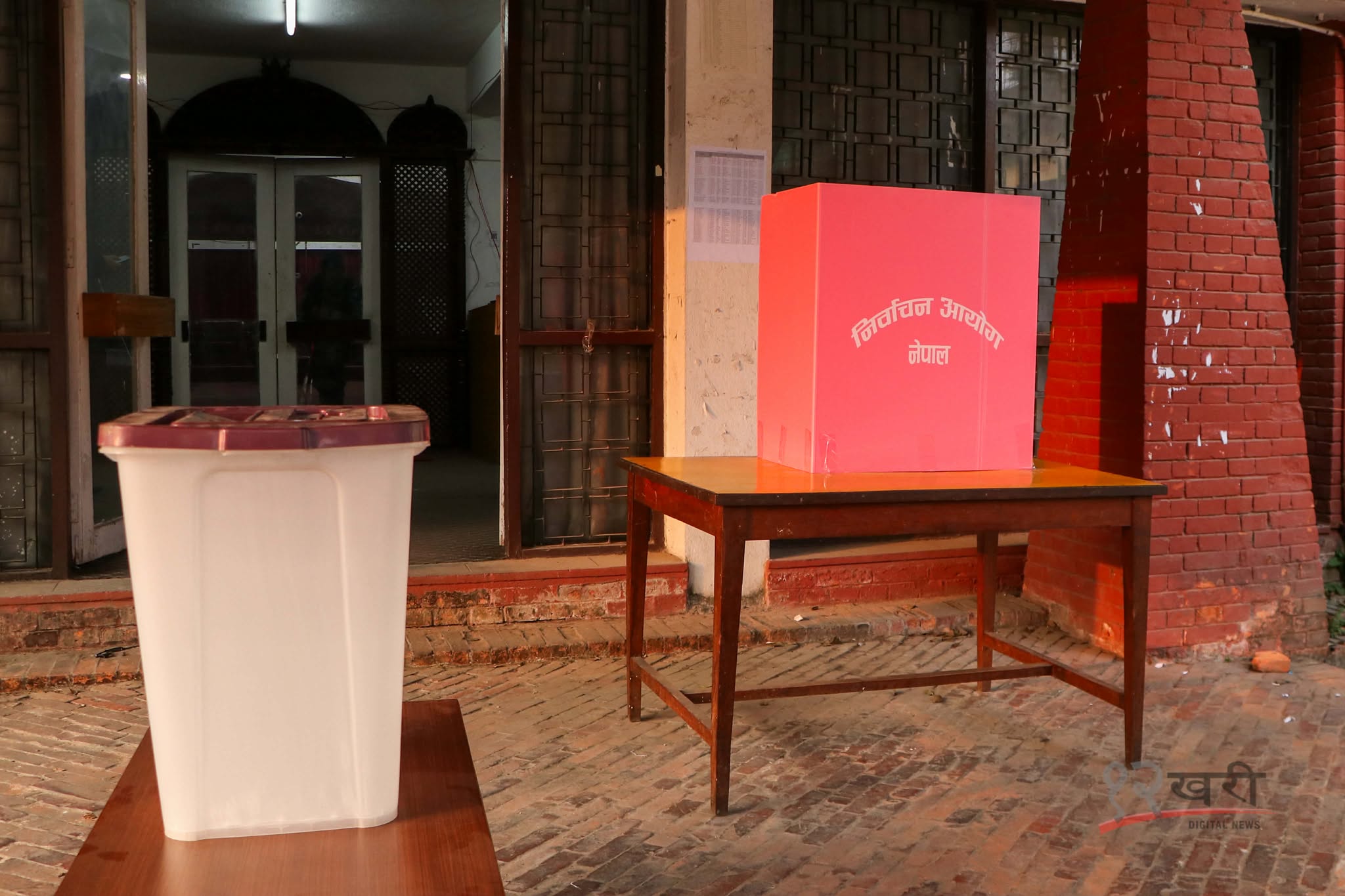 निर्वाचन केन्द्रअगाडि पर्चा–पम्प्लेट देखाउने दुईजना प्रहरीको नियन्त्रणमा