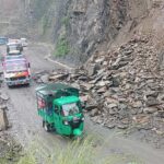 तुईन खोला नजिक ढुंगा खस्दा सडक एकतर्फी, सावधानी अपनाउन आग्रह