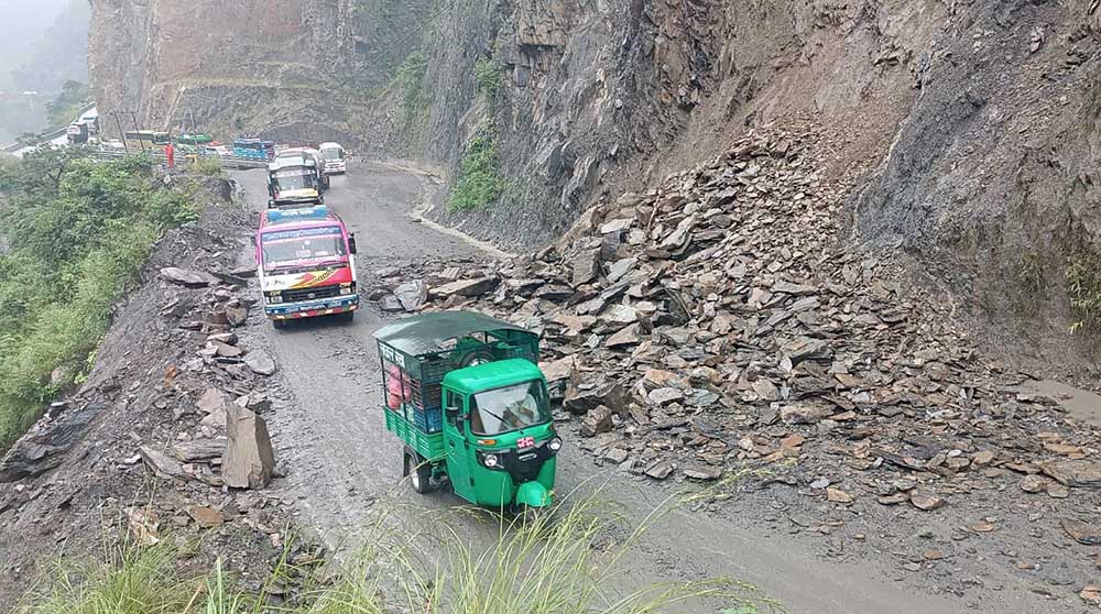 तुईन खोला नजिक ढुंगा खस्दा सडक एकतर्फी, सावधानी अपनाउन आग्रह