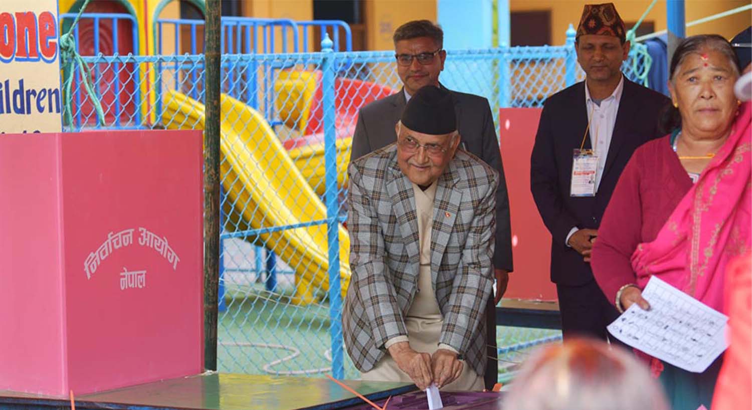 एमाले अध्यक्ष ओलीले बालकोटबाट गरे मतदान (फोटो फिचर)