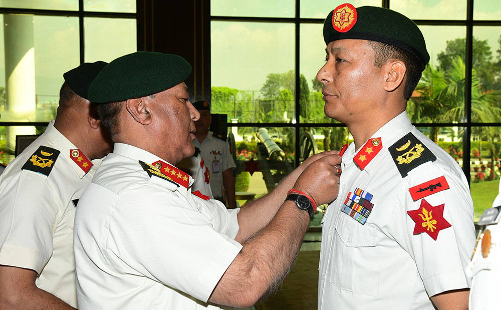 प्रधान सेनापतिद्वारा दुई सैनिक अधिकृतलाई उपरथीको दर्ज्यानी चिन्ह प्रदान