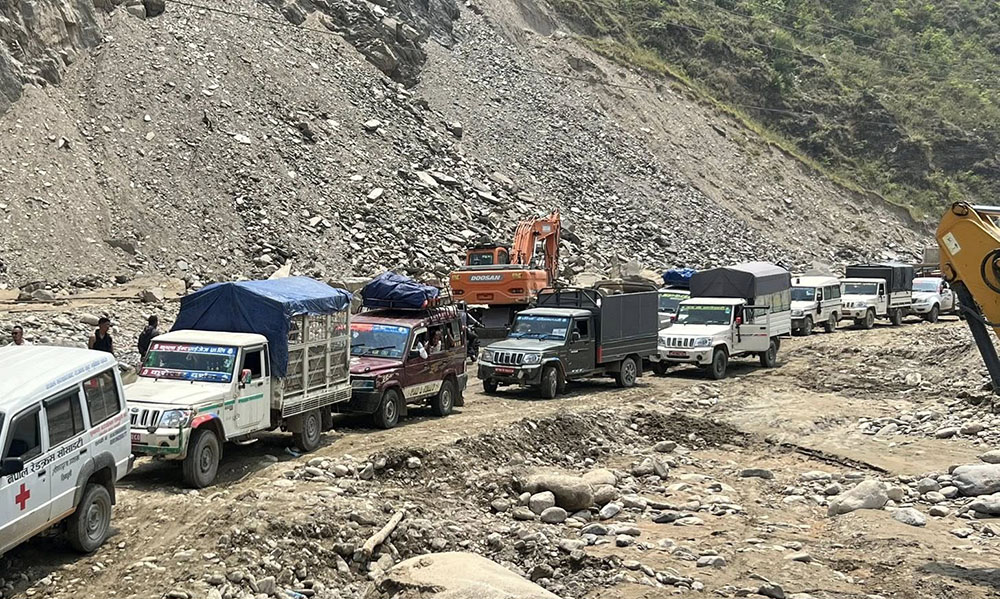 बीपी राजमार्गमा रोकिएका यात्रुसँग होटलमा बढी रकम लिएको गुनासो, कारवाही गर्ने प्रहरीको चेतावनी