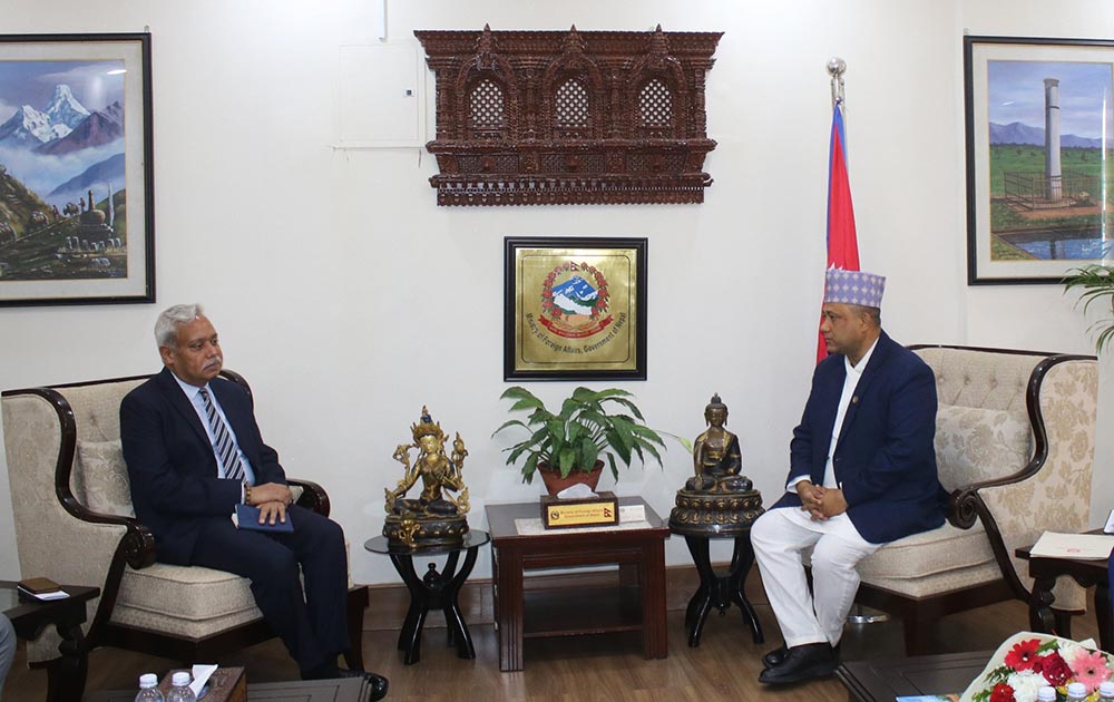 परराष्ट्रमन्त्री खनालसँग भारतीय राजदूत श्रीवास्तवको शिष्टाचार भेट