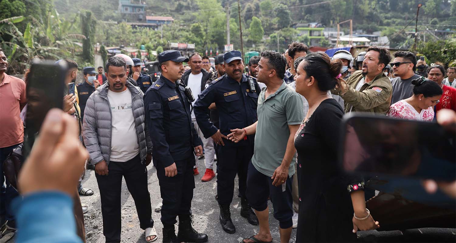 फेवाताल किनाराका संरचनामा पोखरा महानगरले डोजर चलाएपछि स्थानीयको विरोध (फोटो फिचर)