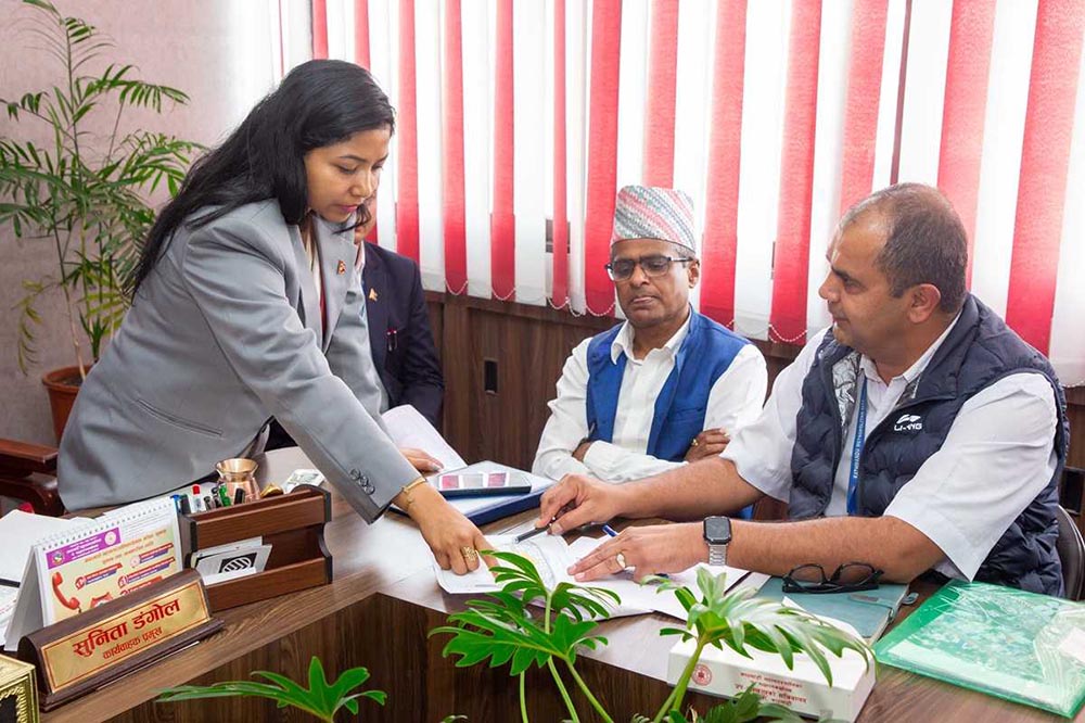 मनोहरा नदीले परिवर्तन गरेको धार फर्काउन प्राविधिक तथा प्रशासनिक परामर्श