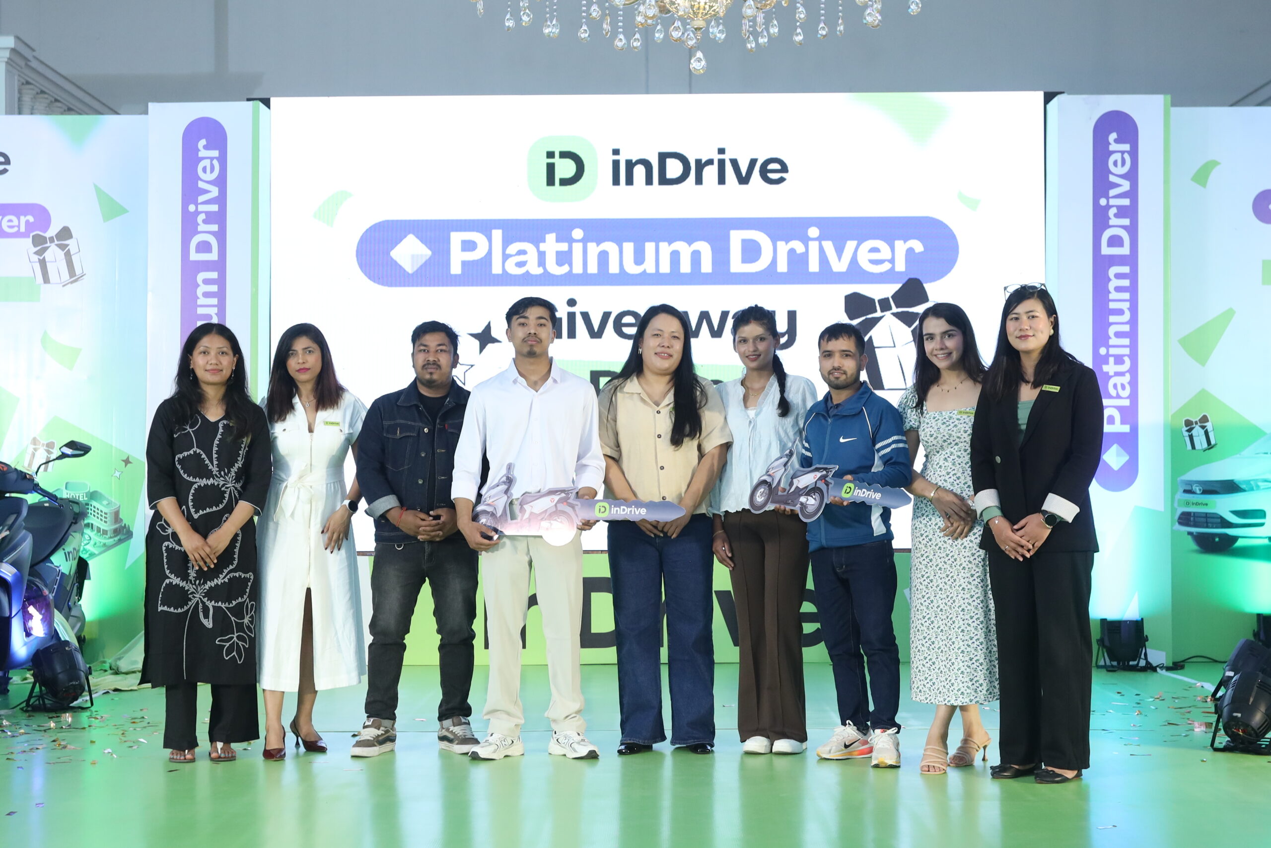 इनड्राइभद्वारा ‘प्लाटिनम ड्राइभर गिभअवे’ विजेतालाई ईभी क्याब र ई–स्कुटर हस्तान्तरण