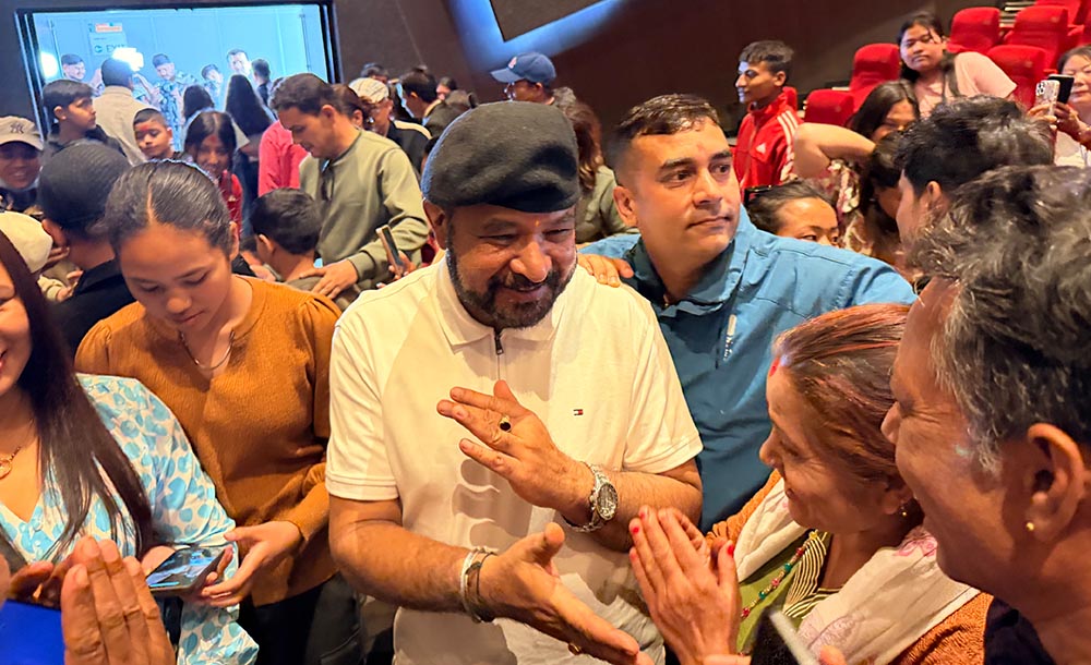 दर्शक भेट्न ब्यस्त तुलसी घिमिरेसहित ‘पहाड’ का कलाकार