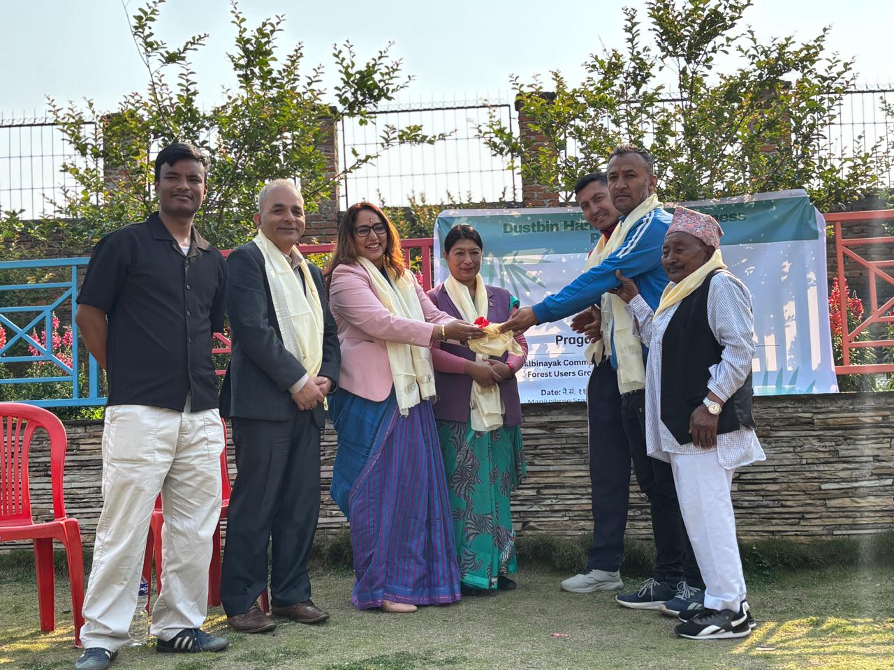 वल्डलिंक कम्युनिकेशन्सद्वारा पृथ्वी दिवसमा डस्टबिन हस्तान्तरण तथा सरसफाइ कार्यक्रम सम्पन्न