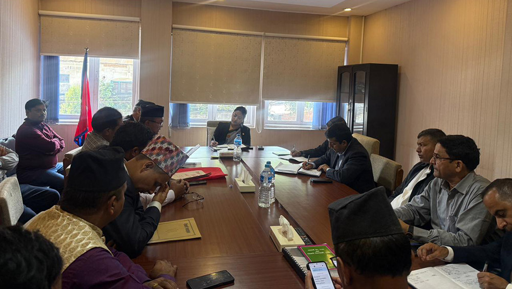 सहकारी पीडितसँग मन्त्री रावलको प्रत्यक्ष छलफल