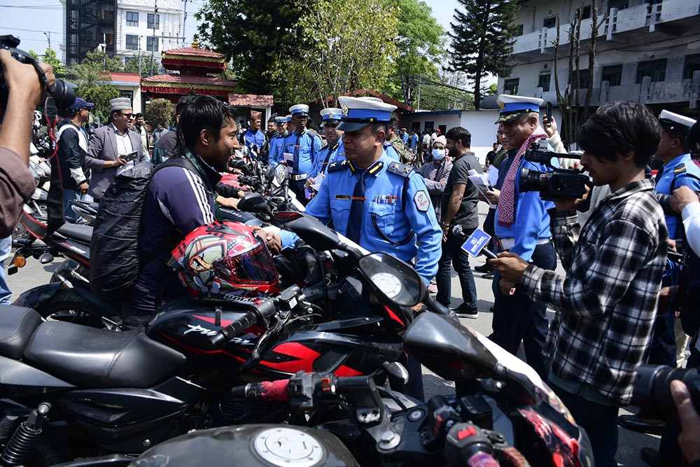 मोटरसाइकल चोरीमा संलग्न ३६ पक्राउ, ५० साधन सवारीधनीलाई हस्तान्तरण