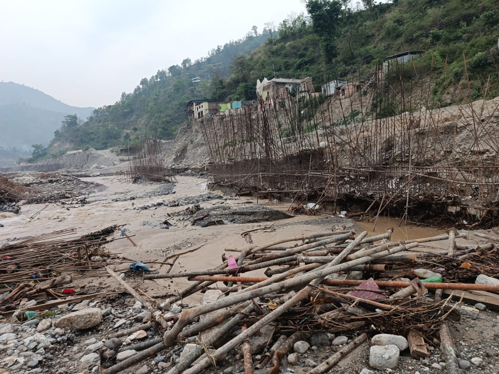 वर्षाका कारण अवरूद्ध बिपी राजमार्ग अझै खुलेन