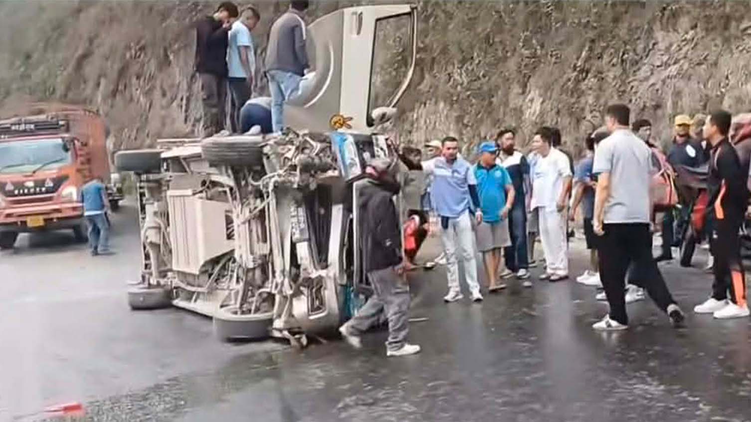 काठमाडौंबाट पोखरा जाँदै गरेको माइक्रोबस धादिङमा दुर्घटना, (भिडिओ सहित)