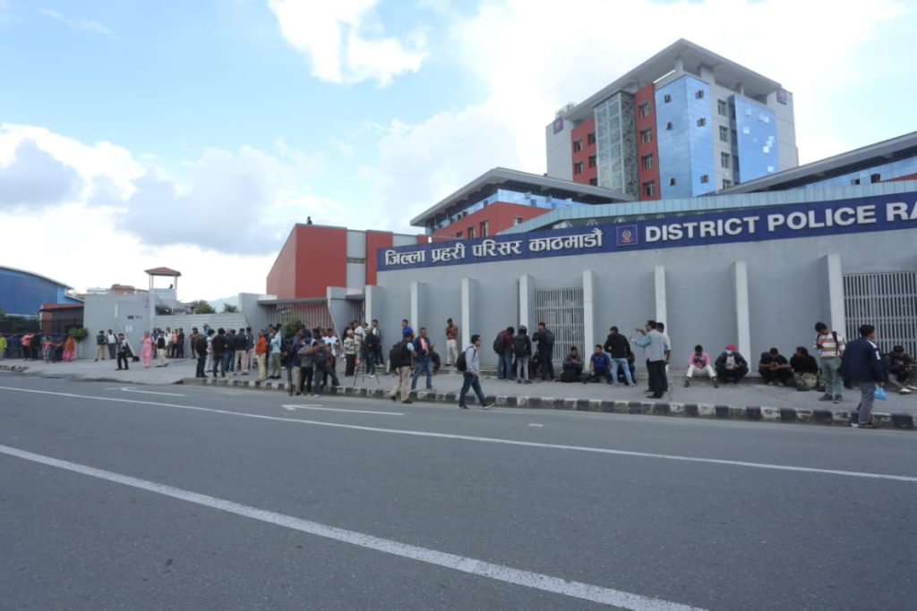 काठमाडौं प्रहरीले भन्यो– ओली र लेखकमाथि अनुसन्धान जारी छ, भ्रामक प्रचार नगर्नू