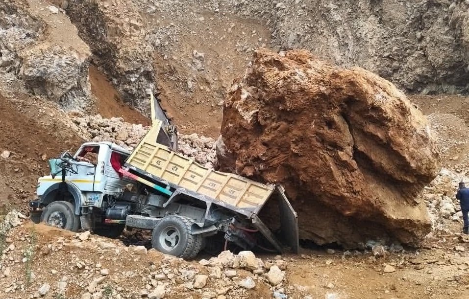 टिपरमाथि ढुंगा खस्दा चालकको मृत्यु